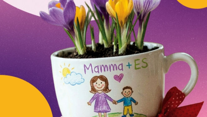 krūzīte ar ziediem uz uzrakstu "mamma+es"
