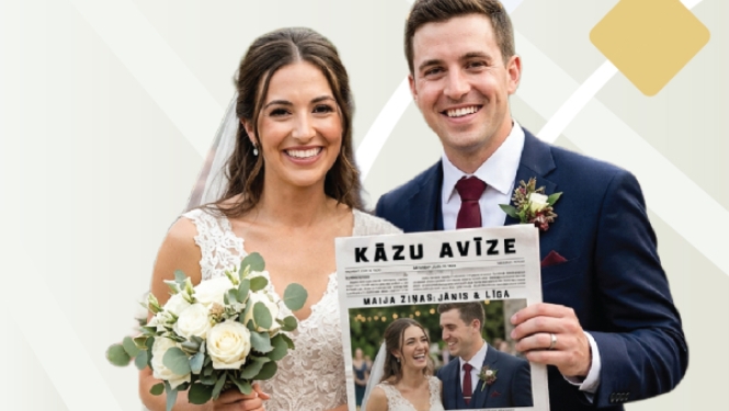 vīrs un sieva ar kāzu avīzi rokās