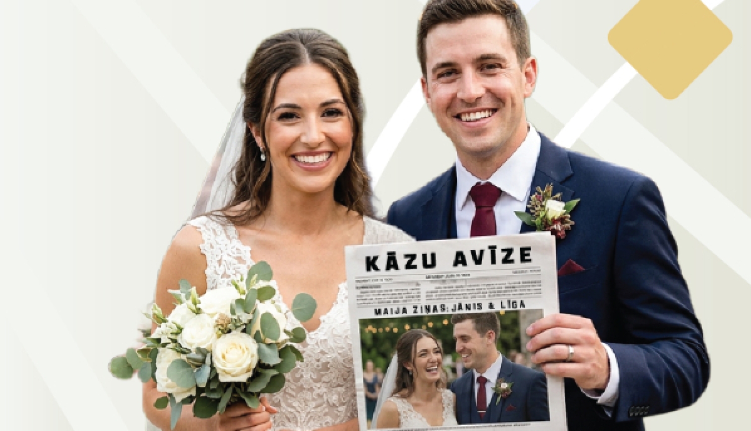 vīrs un sieva ar kāzu avīzi rokās